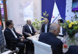 بازدید معاون وزیر اقتصاد از غرفه بانک رفاه کارگران در نمایشگاه الکامپ