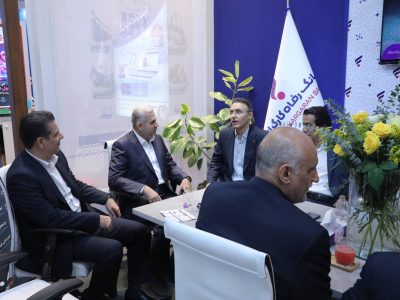 بازدید معاون وزیر اقتصاد از غرفه بانک رفاه کارگران در نمایشگاه الکامپ